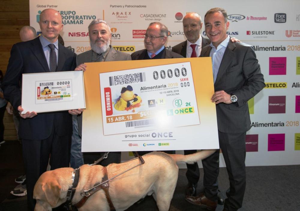 Xavier Grau, delegat territorial de l’ONCE a Catalunya va lliurar el cupó commemoratiu a J. Antoni Valls, director general d’ Alimentària, en el transcurs de l’acte de presentació de les Activitats Gastronòmiques d’Alimentaria i Hostelco 2018, que ha va tenir lloc el dimecres 21 de març al Mercat de Santa Caterina, i al qual també van participar Josep Lluís Bonet; president d’ Alimentària; Rafael Olmos, president d’Hostelco.