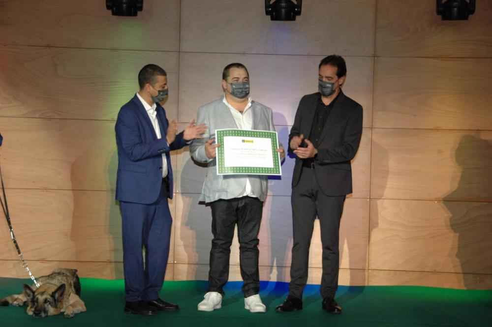 Antonio María Barjollo Mateos, millor venedor ONCE a Barcelona, amb David Bernardo, esquerra i Enric Botí, a la celebració de Santa Llúcia a la DT..