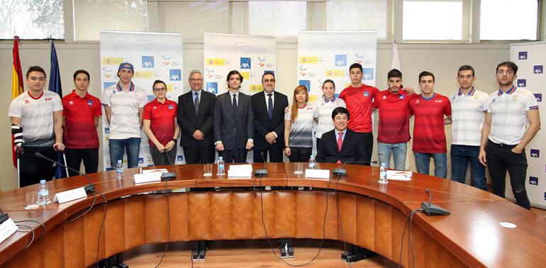 El acto de firma también contó con la participación de destacados deportistas, como los medallistas en Río 2016 Gerard Descarrega y Marcos Blanquiño (atletismo) y María Delgado (natación), así como los también nadadores Isabel Hernández, Iván Salguero, Julia Benito, Carlos Martínez, Guillermo Miquel, Ignacio Arribas, Íñigo Llopis y Carlos Navarro, algunos de los cuales formaron parte del Equipo AXA de Promesas Paralímpicas de Natación.
