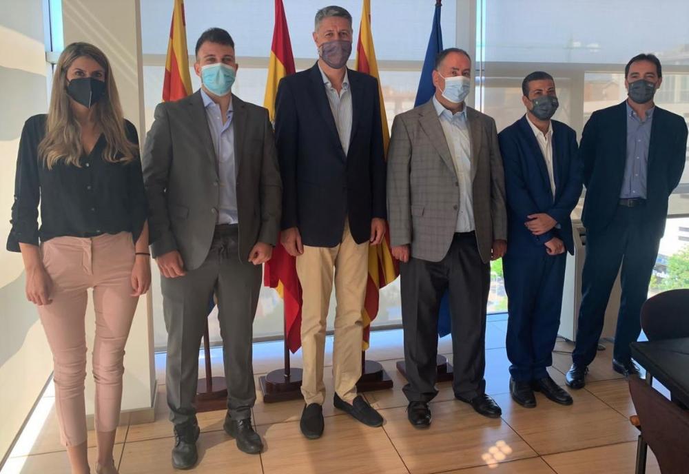 D'esquerra a dreta, de peu, Cristina Agüera, 2ª tinenta d'alcalde de l'Ajuntament de Badalona; Sergio Guitián, nou director ONCE Badalona; Xavier García Albiol, alcalde de Badalona; José Luis Alberdi, director ONCE Badalona recentment jubilat; David Bernardo, president Consell Territorial i Enric Botí, delegat territorial ONCE Catalunya.