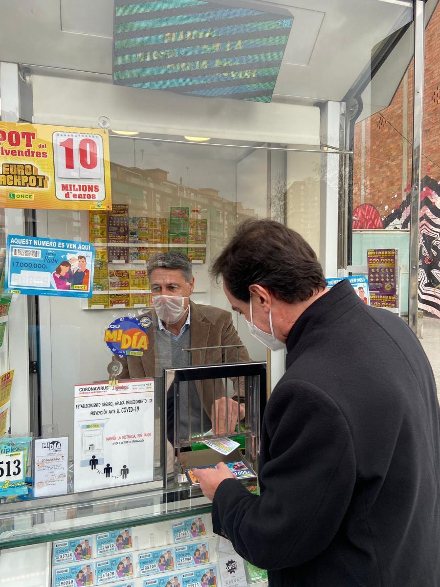 Xavier Garcia Albiol, alcalde de Badalona, dins del nou quiosc, amb Enric Botí, fora a la guixeta.