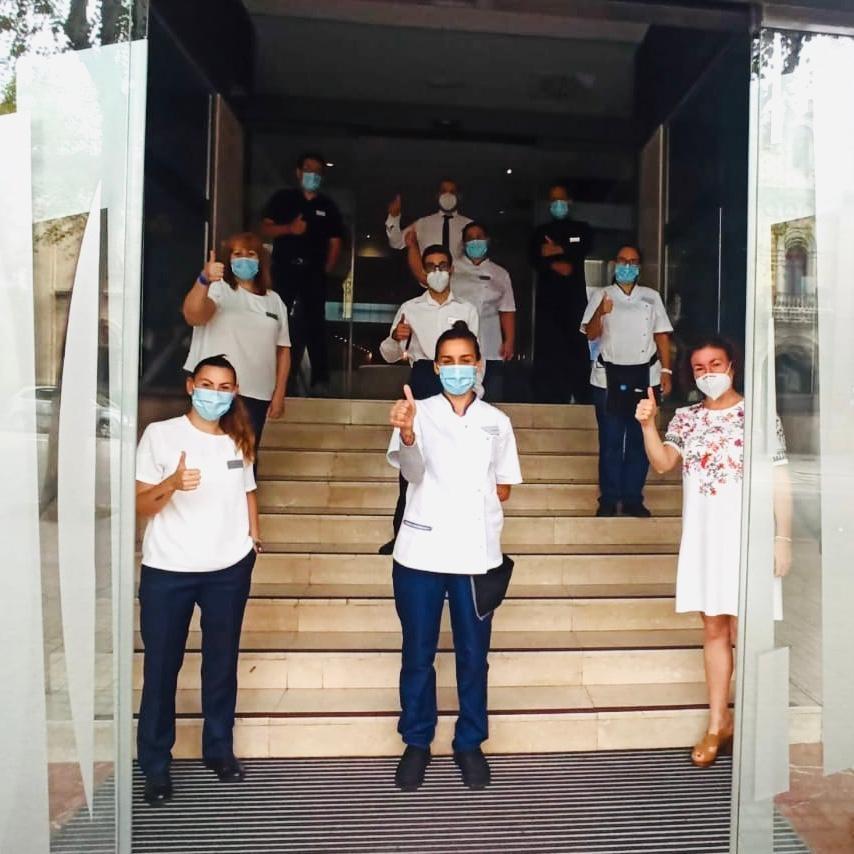 Els companys de 'Hotel Bel Art d'Ilunin a l'entrada de l'establiment.