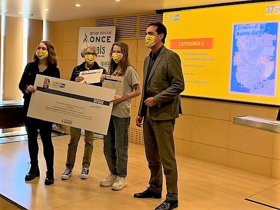 Mestra i dies alumnes de l'Institut Bellulla amb el delegat Enric Boti.