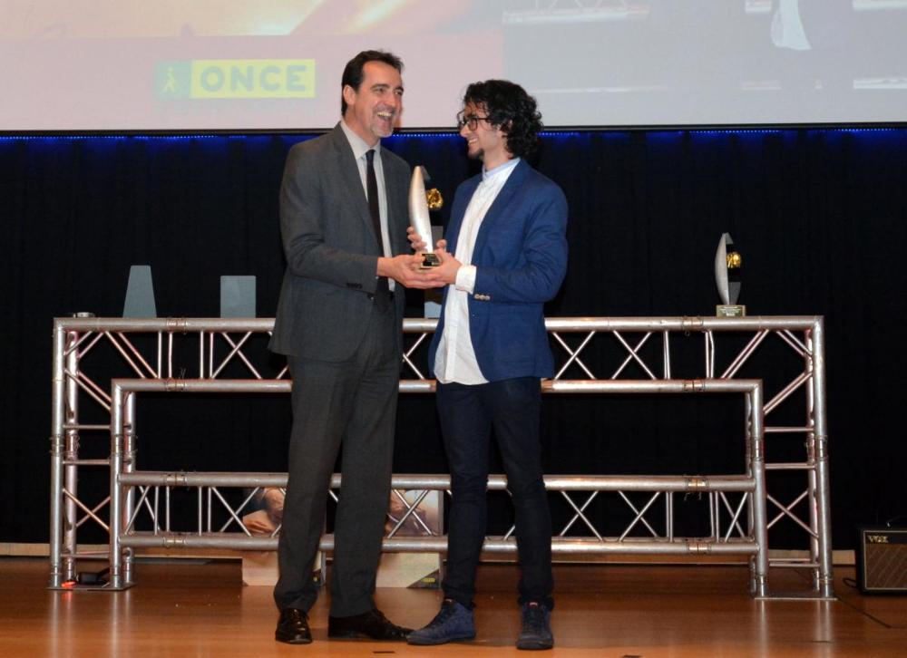 En la categoria exclusiva per a escriptors cecs o amb discapacitat visual greu, Joan Miquel Roig Mestre ha guanyat en l’apartat de prosa amb l’obra El sabater del Rif. Li lliura el premi l'Enric Botí.