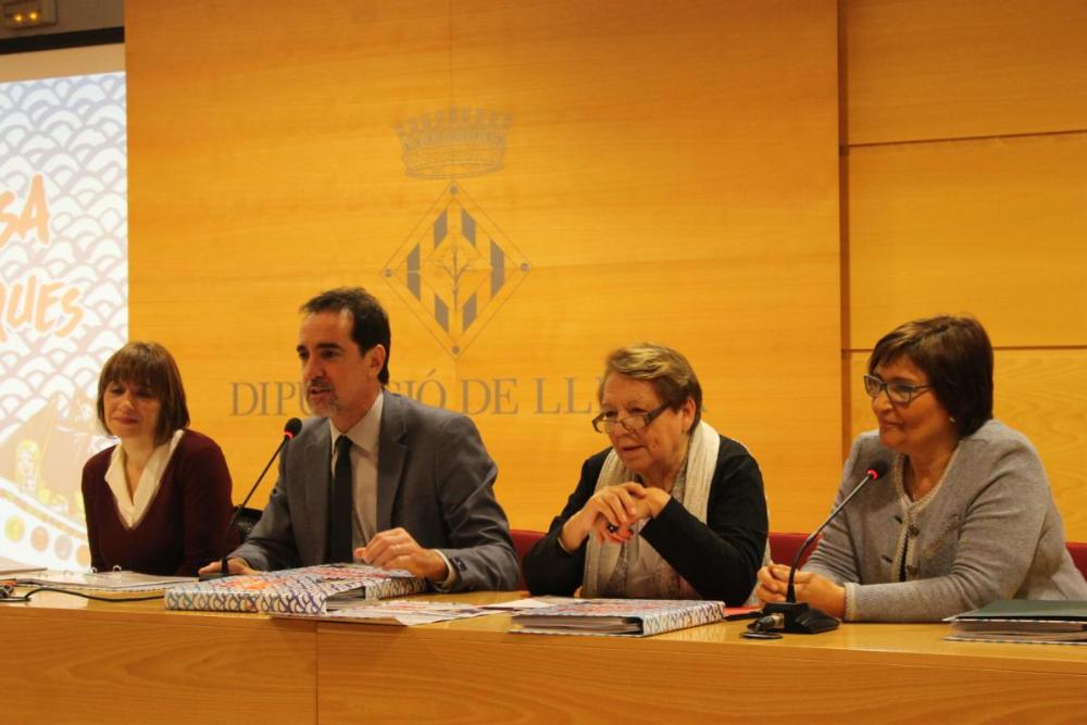 El president del consell territorial d’ONCE a Catalunya, Enric Botí, segon per l'esquerra, a la Diputació de Lleida en la presentació del conte.