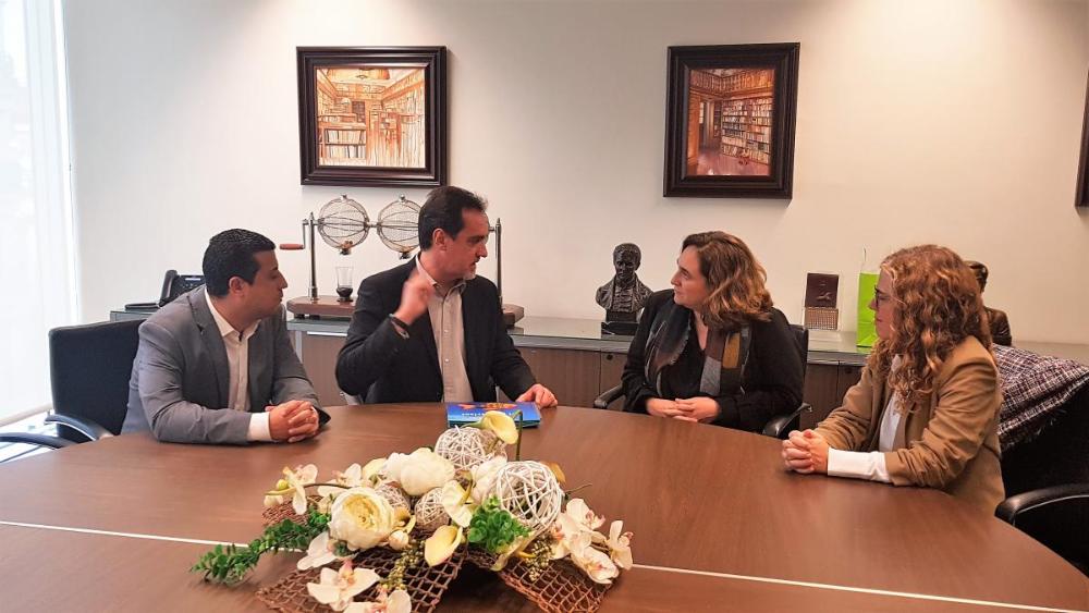 Dimarts 26 de novembre, Ada Colau, Alcaldessa de Barcelona i Marga Mari-Klose, Regidora d’Infància, Joventut i Gent Gran van visitar les instal·lacions d’ONCE Catalunya. Així van poder conèixer de primera mà els serveis socials personalitzats que reben les persones cegues a Catalunya. L’alcaldessa i la regidora van ser rebudes per Enric Botí, delegat territorial de l’ONCE a Catalunya i David Bernardo, president del Consell Territorial d’ONCE Catalunya.