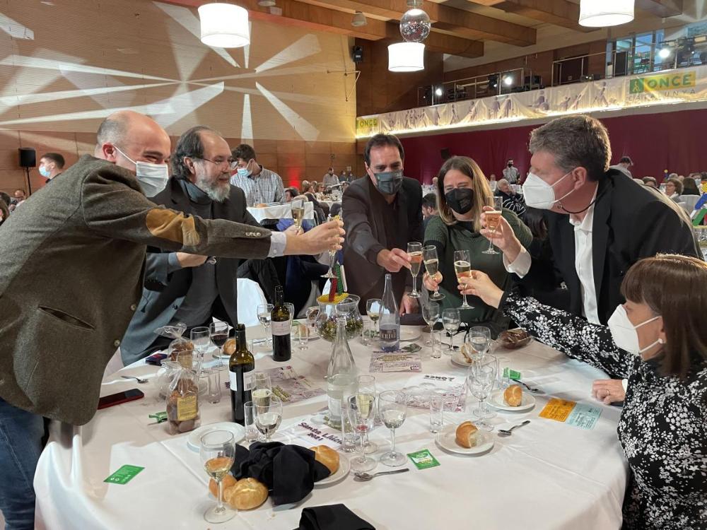 Brindis de Santa LLúcia, taula presidencial, al Poliesportiu de l'Edifici ONCE Catalunya.
