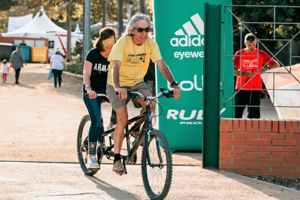 L’ONCE Catalunya va participar a la CambriBike que es va celebrar a Cambrils del 27 al 29 de setembre. Ho va fer amb l’organització d’una activitat de sensibilització de ciclisme adaptat. Amb aquesta iniciativa, els participants es van posar en el lloc de les persones amb discapacitat visual i van viure l’experiència de circular en bicicleta sense veure res i assistits per un guia.