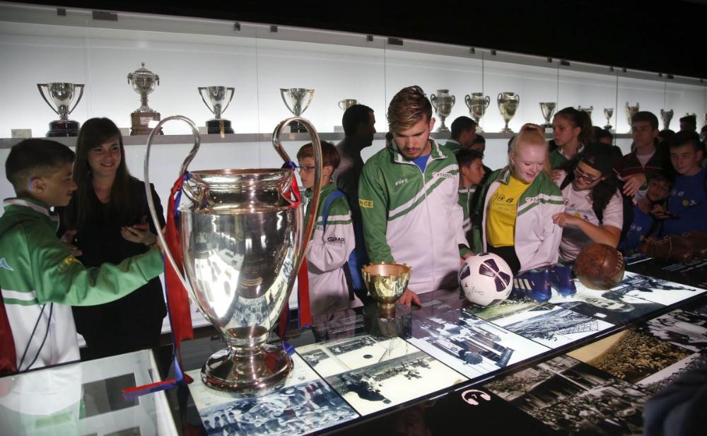 Al Museu, havia preparats diferents trofeus aconseguits pel FC Barcelona i material de manera que els nens van poder esbrinar amb el tacte de quins productes es tractaven: una pilota antiga i una nova, copes, una samarreta antiga i una nova, una bota antiga i una nova, entre d’altres.