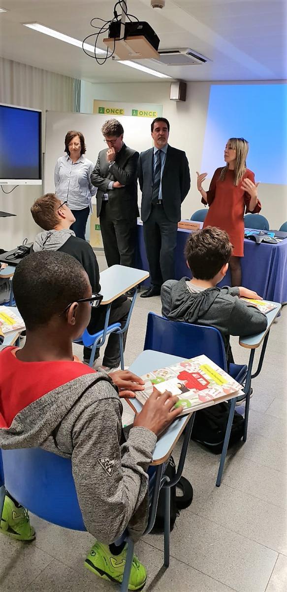 Dilluns 25 de març, a les 10.30 h, al CRE, (seu del Servei Educatiu CREDV), va tenir lloc la benvinguda institucional per part de Josefina Isern, cap del Servei d'Atenció Educativa Inclusiva i Orientació del Departament d'Ensenyament; Enric Botí, delegat territorial de l’ONCE a Catalunya; María de la Sierra López, vicepresidenta del Consell Territorial de l’ONCE a Catalunya i Manel Eiximeno, director del CRE ONCE Barcelona, Servei Educatiu CREDV.