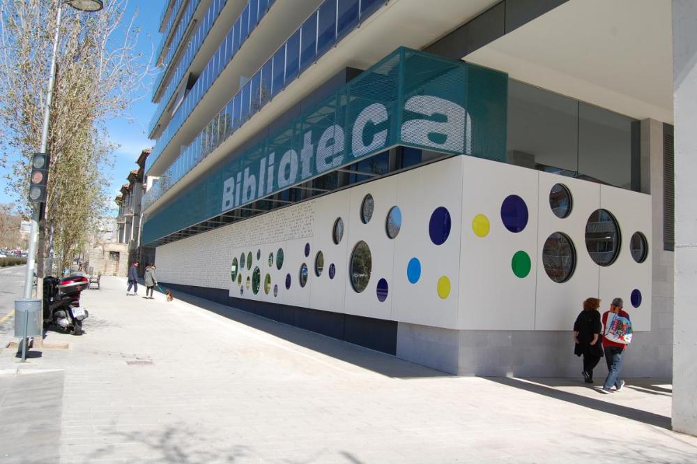 Dimarts 8 de novembre es van presentar a la Biblioteca Can Canyadó-Joan Argenté, c/ Jacinto Benavente, els nous elements d’accessibilitat de cinc biblioteques municipals de Badalona per a persones cegues i/o amb discapacitat visual greu.