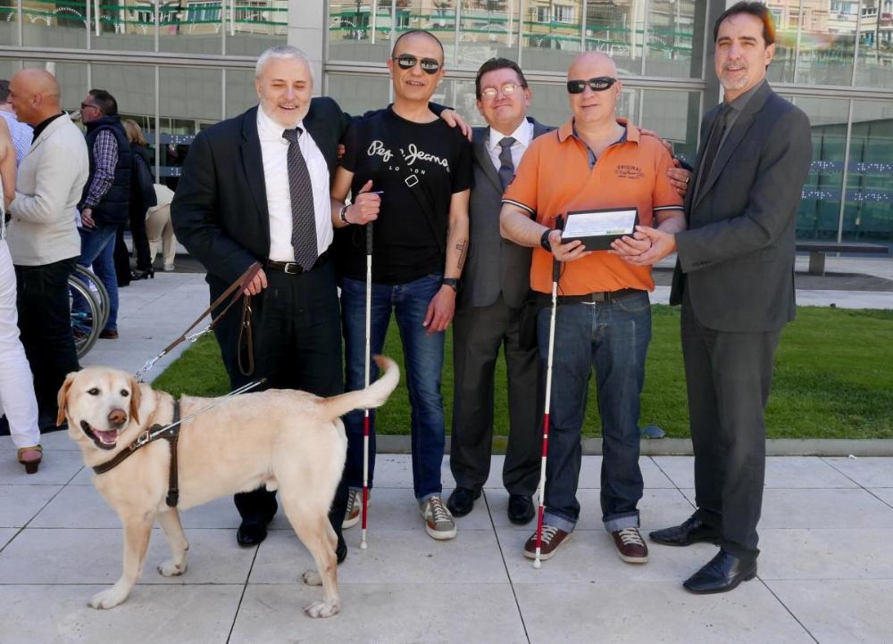Foto de dreta a esquerra: Enric Botí, president del Consell ONCE Catalunya; l'afiliat sordcec, Juan Ramírez Gómez, que va rebre homenatge com a jubilat; Ángel Sánchez, director general de l'ONCE; Salvador Torres, afiliat sordcec amic de Juan i Xavier Grau, delegat territorial d'ONCE Catalunya.