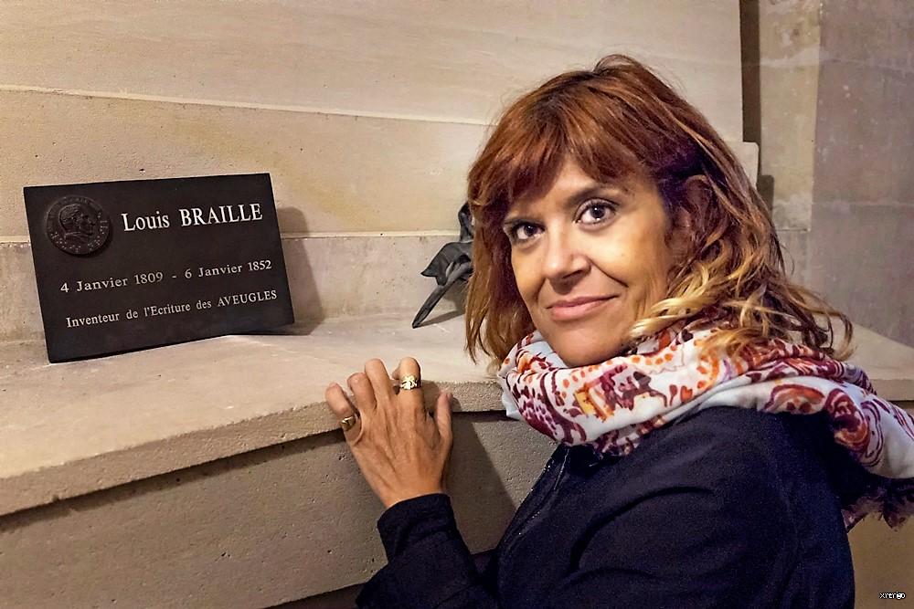 Coia, al panteó, davant la tomba de Braille. FOTO: X. R. TRIGO.