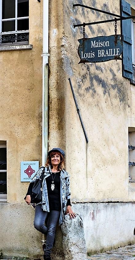 Coia valls davant la casa de Louis Braille. FOTO: X. R. TRIGO.