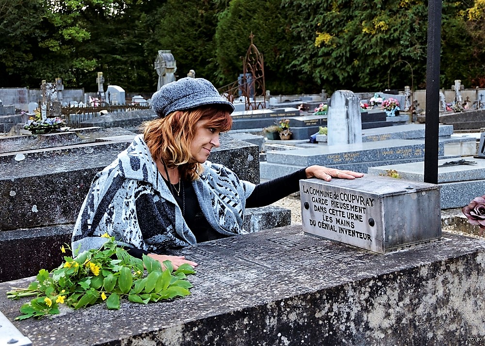 coia_davant_la_tomba_den_braille_a_coupvray.jpg