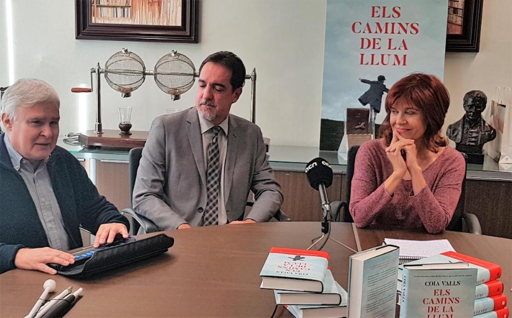 Coia Valls, Enric Botí i Santi Moese, instructor de tiflotecnologia, que va fer una lectura en braille de la primera pàgina del llibre Els camins de la llum.