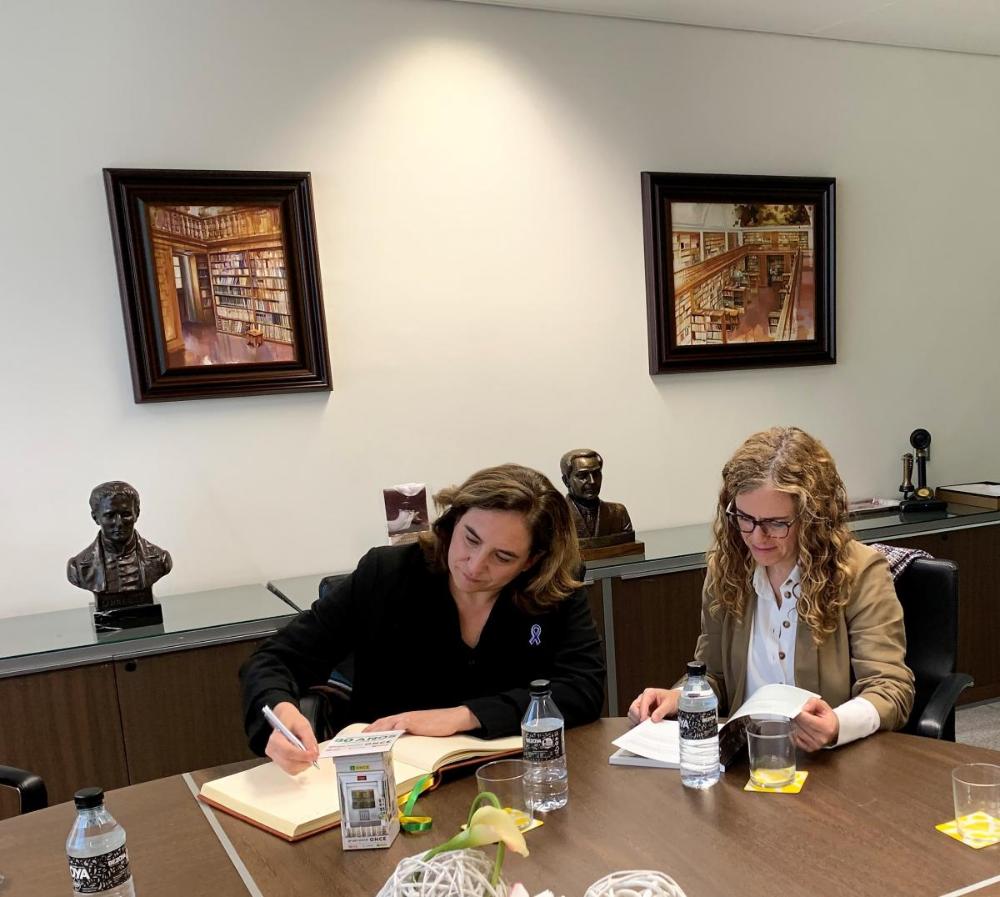     Ada Colau va escriure al Llibre d’honor d'ONCE Catalunya 
