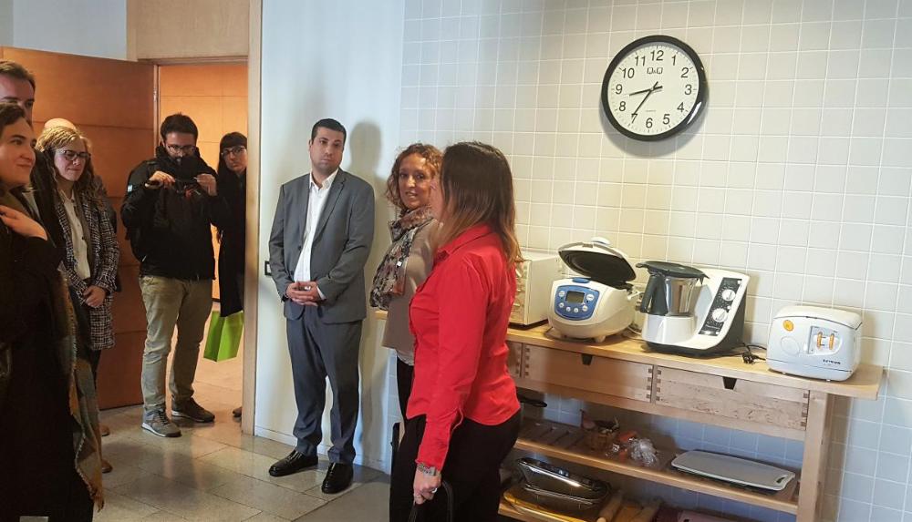 Anaïs Garcia, cap del departament d’Autonomia Personal d’ONCE Catalunya, va ser l’encarregada d’atendre a l’alcaldessa i a la regidora en el Pis de Vida Diària.