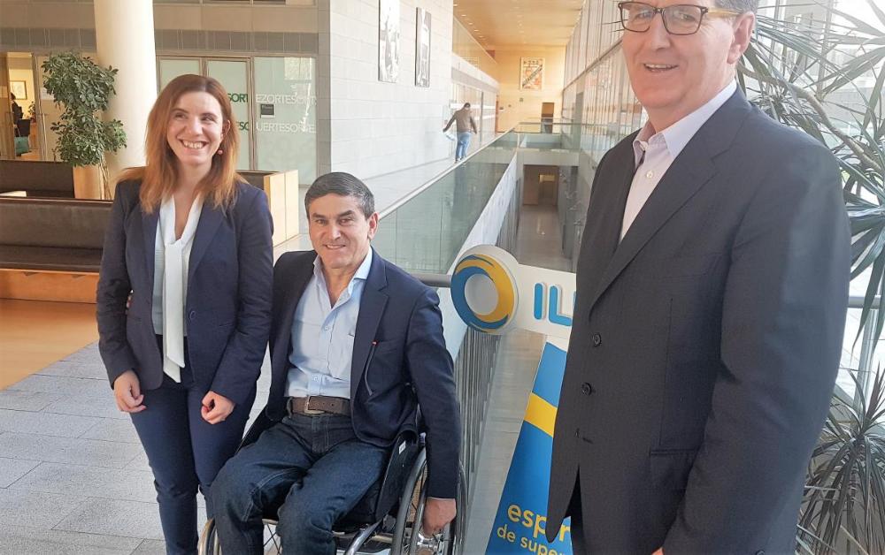 Jairo Clopatofsky, l’alt conseller presidencial per a la participació de les persones amb discapacitat de Colòmbia, va visitar l’ONCE Catalunya i va conèixer de primera mà la feina del Grup Social ONCE. A la porta de la DT amb Manel Eiximeno, director del Centro de Recursos Educatius ONCE Catalunya i Natalia Guala, técnica de Relaciones Internacionales del Consejo General de l‘ONCE.