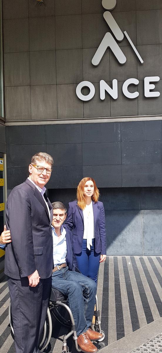 Jairo Clopatofsky, l’alt conseller presidencial per a la participació de les persones amb discapacitat de Colòmbia, va visitar l’ONCE Catalunya i va conèixer de primera mà la feina del Grup Social ONCE. A la porta de la DT amb Manel Eiximeno, director del Centro de Recursos Educatius ONCE Catalunya i Natalia Guala, técnica de Relaciones Internacionales del Consejo General de l‘ONCE.