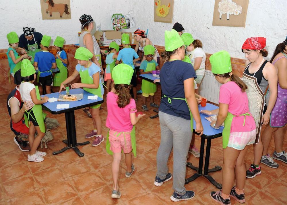 Imatge general de nens i nenes cuinant.