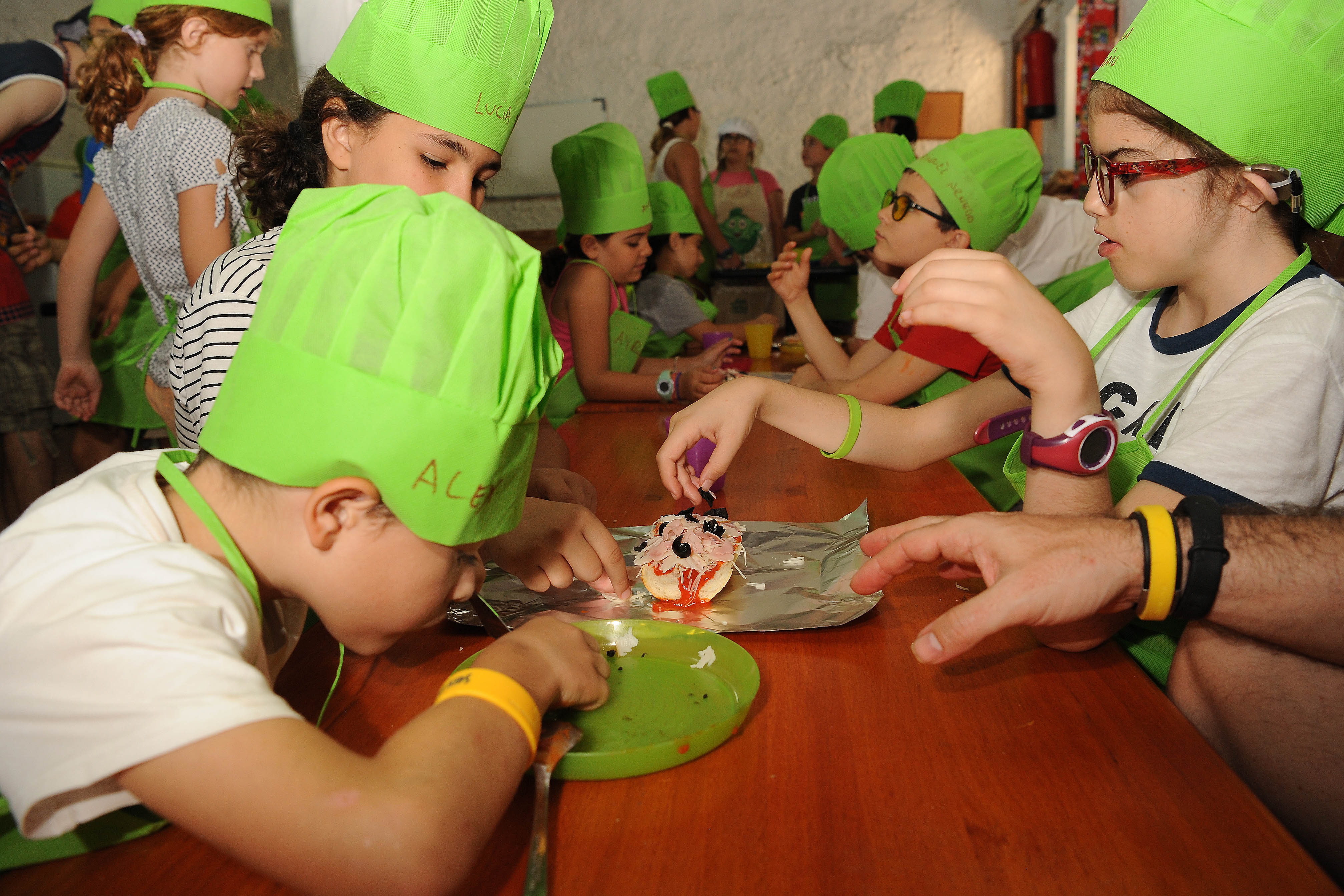 colonies_varios_chavales_cocinando.jpg