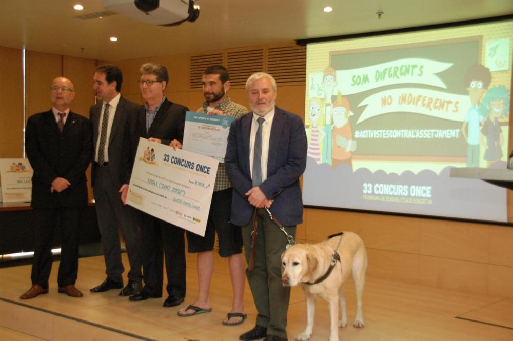  Xavier Grau, delegat territorial de l’ONCE a Catalunya; Enric Botí, president del Consell Territorial; Manel Eiximeno, director del CRE ONCE Barcelona i Jordi Miró, director general d’Atenció a la Comunitat Educativa de la  Generalitat de Catalunya, que va presidir l’acte, van lliurar els premis provincials de Barcelona i autonòmics de Catalunya als guanyadors del 33è Concurs Escolar de l’ONCE i la seva Fundació. A la foto, amb el professor , Francesc Martín, de l'Escola Sant Jordi de Vilanova i la Geltrú.