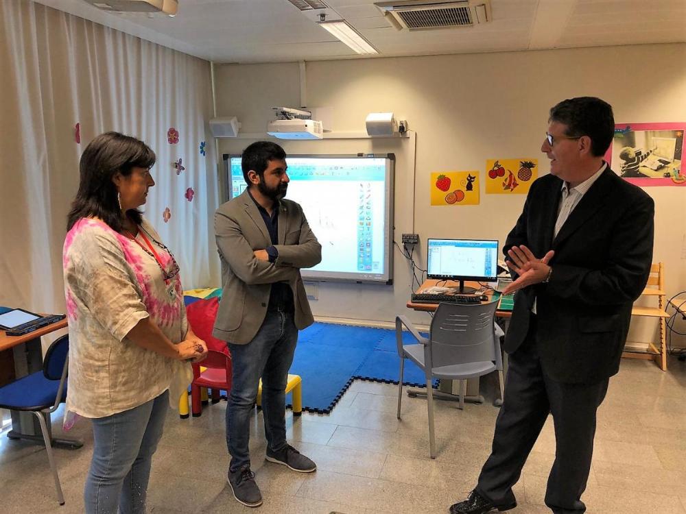 Chakir El Homrani a la visita al CRE amb Manel Eiximeno.