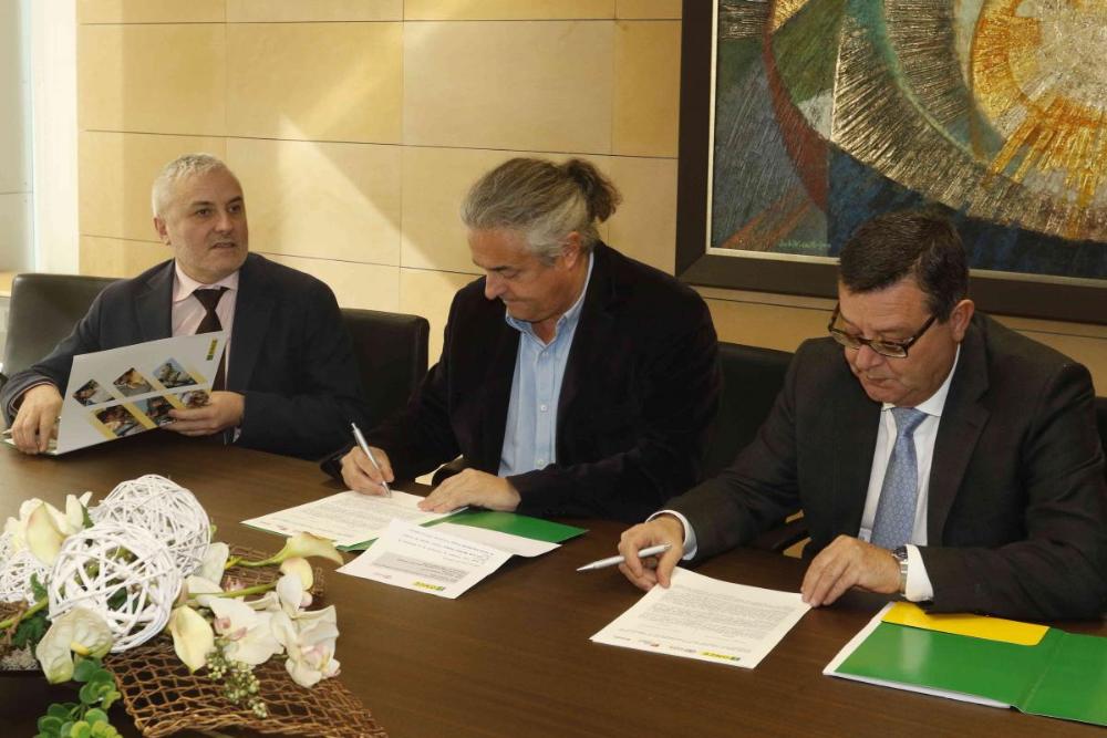 Moment de la signatura del conveni enre ONCE, la seva Fundació i FGC.