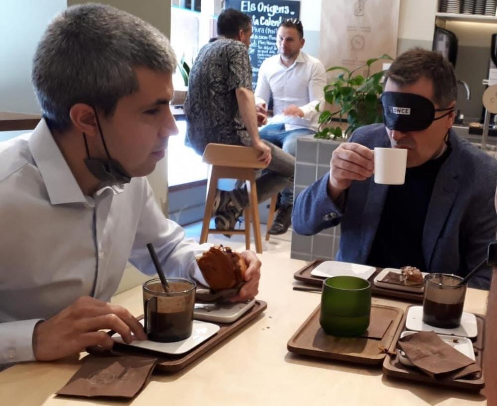 A Girona.- Josep Roca, del Celler de Can Roca, i el director de l’agència de l’ONCE a Girona, Fran Rodríguez, van presentar el cupó a la Casa Cacao del Celler de Can Roca. Per fer-ho, el sommelier es va posar a la pell d’una persona cega i ha gaudit del esmorzar ‘a cegues’.