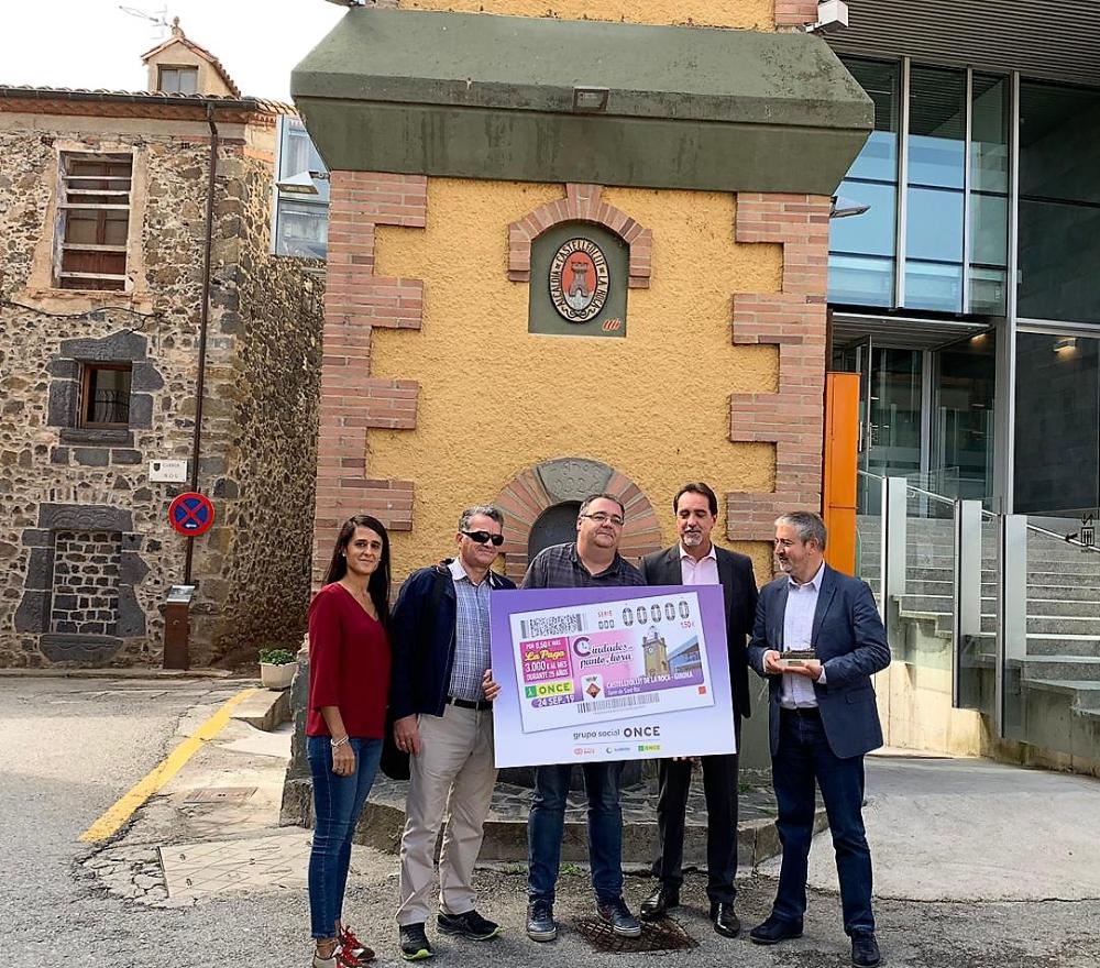 L’acte va comptar amb la intervenció de Miquel Reverter, alcalde de Castellfollit de la Roca; Enric Botí, delegat territorial de l’ONCE a Catalunya i Manel Caballero, director de l’agència de l’ONCE a Figueres. I també l'afiliat Josep Maria Juanola i la regidora de Turisme, Bàrbara Asencio.