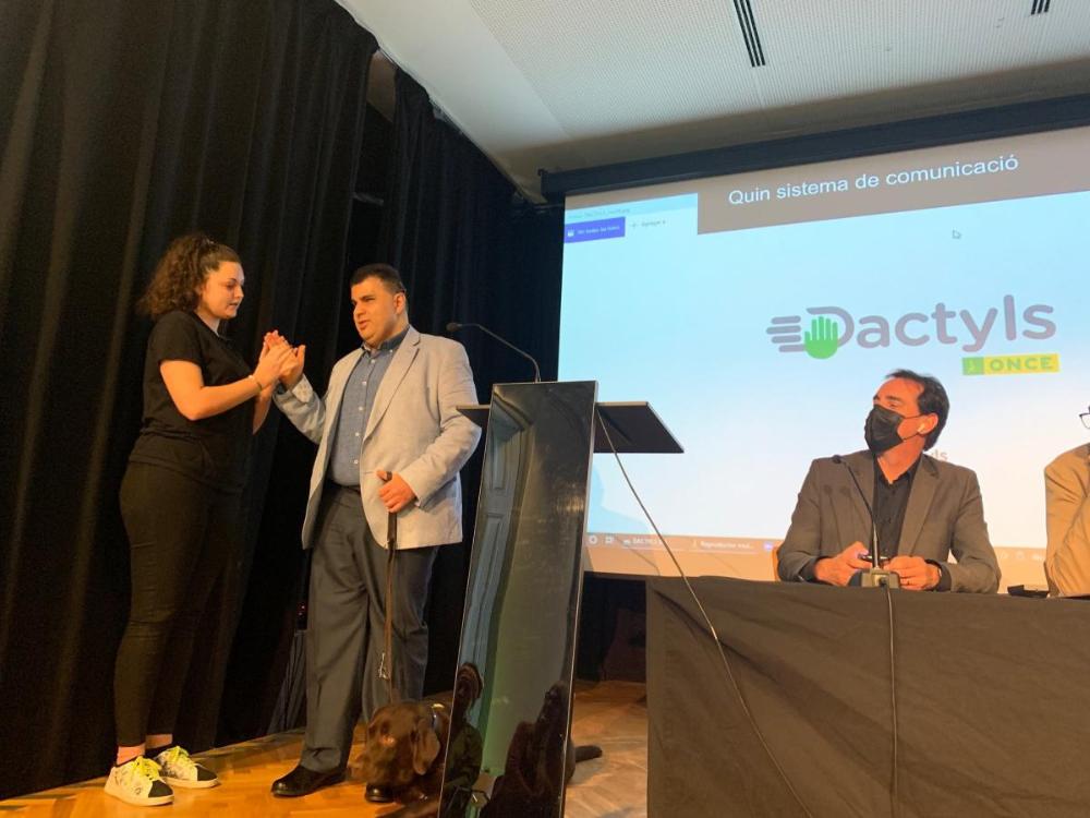 Jordi Blesa Montoliu, persona sordcega, amb la seva mediadora Sandra García.