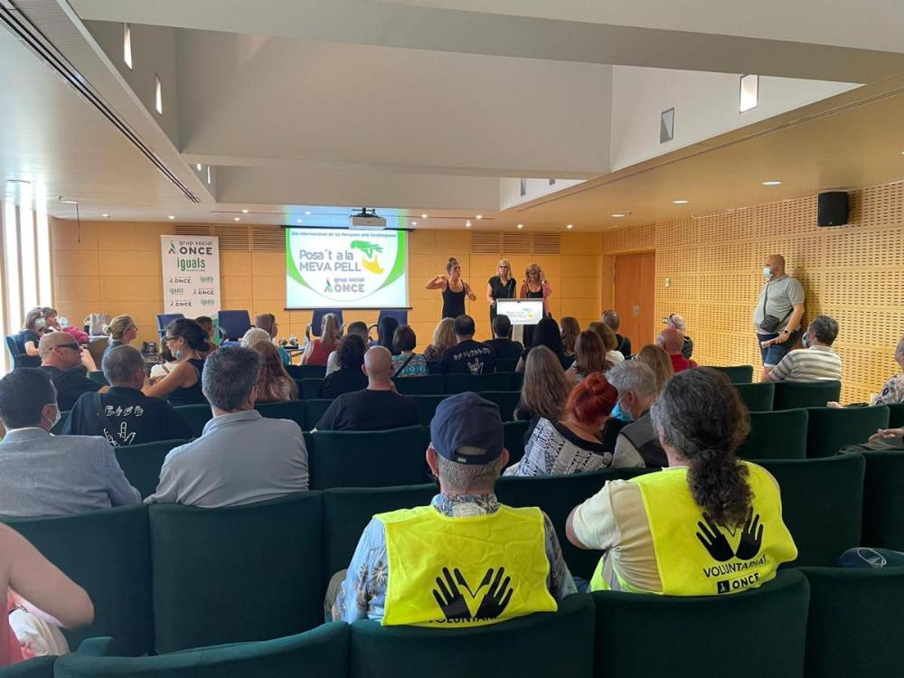 Acte institucional a la DT ONCE Catalunya, amb el testimoni de dues persones sordcegues i la presentació del sistema Dactyls.