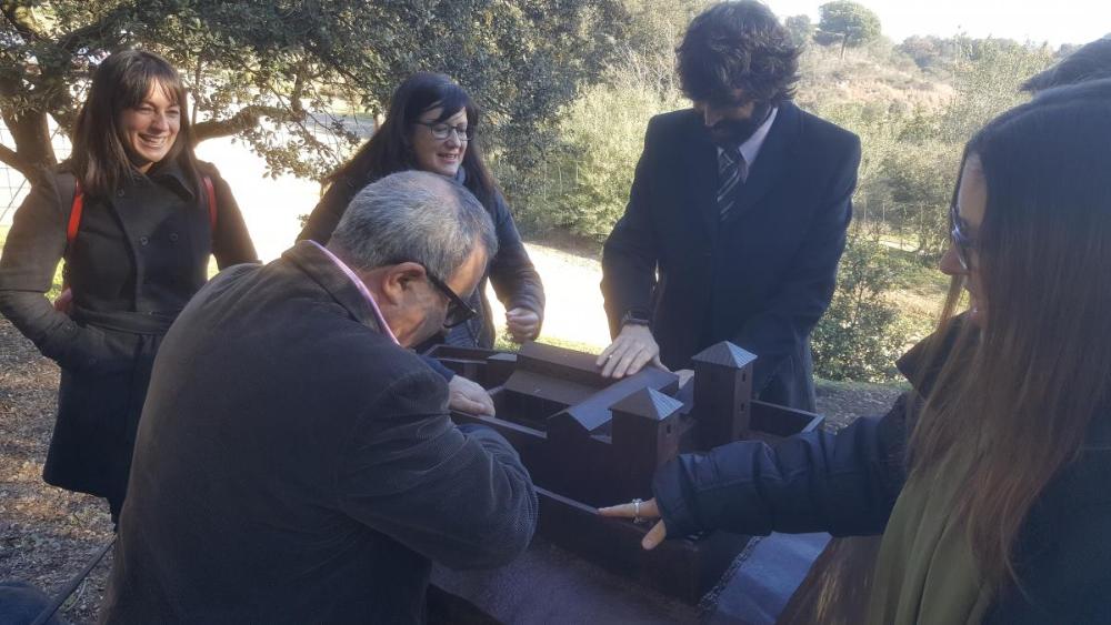 El dia de la presentació, amb directius d'ONCE, afiliats i autoritats tocant la maqueta.