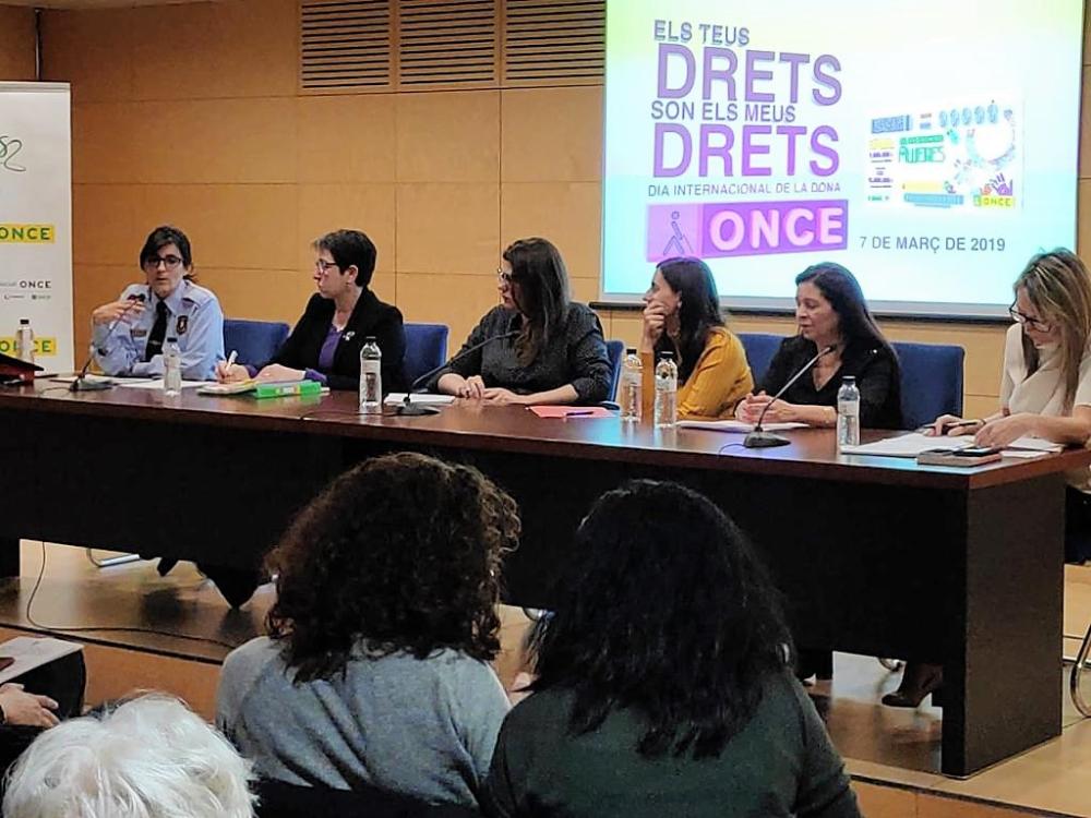 Les ponents van ser la Núria Balada, presidenta de l’Institut Català de les Dones (“La veu de la dona);  Neus Pociello, directora de la Fundació Aroa, (Mirada Local y global. Empoderamiento); Montserrat Pallarés, presidenta de COCEMFE Barcelona, (Mujer y discapacidad) y Judith Avellaneda, mossa d’Esquadra del Grup Central d’Atenció a la Víctima (Violencia contra la mujer).