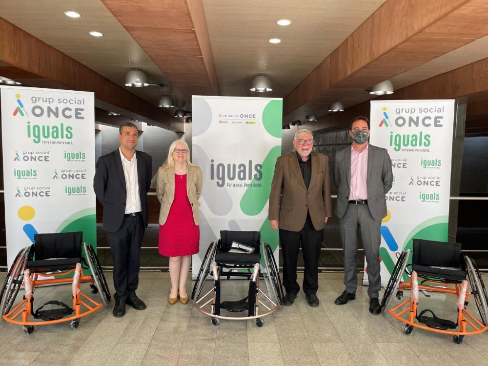 Enric Botí, delegat territorial de l’ONCE a Catalunya i David Bernardo, president del Consell Territorial de l’ONCE a Catalunya, van lliurar, el 10 de maig, altres tres cadires de rodes a la Federació Catalana d’Esports de Persones amb Discapacitat Física, que van recollir el seu president, Josep Giménez i la seva coordinadora tècnica Sara Gutiérrez.