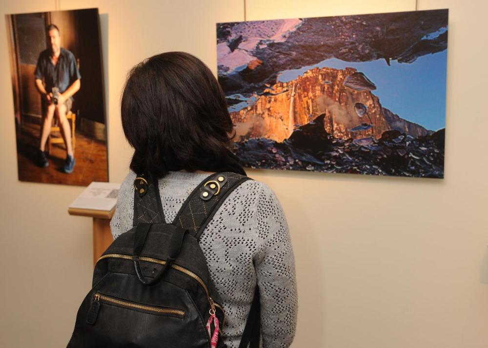 Las obras expuestas cuentan con los títulos en Braille, y están provistas de códigos QR, con información accesible a personas con ceguera o discapacidad visual a través de teléfonos móviles. Además, tienen beepcons, balizas inteligentes de guiado diseñadas para facilitar a las personas con discapacidad visual la identificación y localización de objetos cercanos, mediante una aplicación móvil.