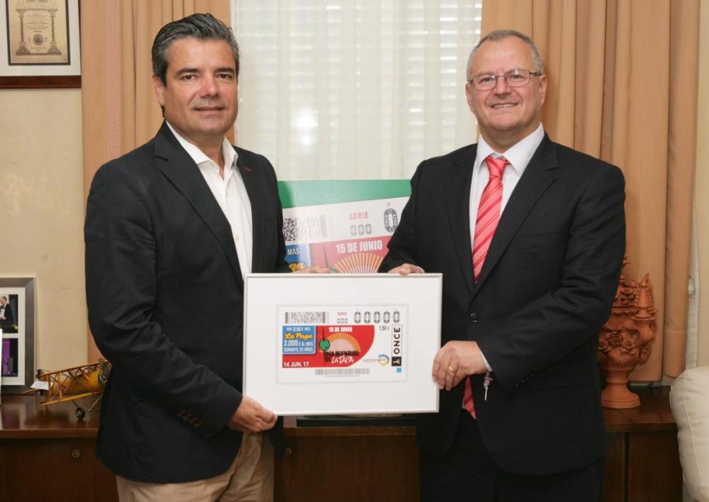 Patricio Cárceles, director general adjunto de Juego de la ONCE, entregó a Emilio Gallego, secretario general de la Federación Española de Hostelería (FEHR), una lámina enmarcada de este cupón.