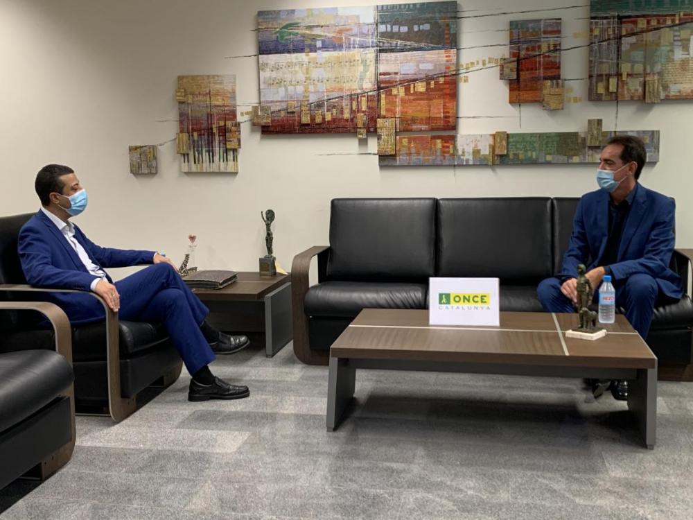 L’acte començà amb la salutació d’Enric Botí, delegat territorial d’ONCE Catalunya i de David Bernardo, president del Consell Territorial, que conversaven al sofà de la Sala de Juntes de la Delegació Territorial.