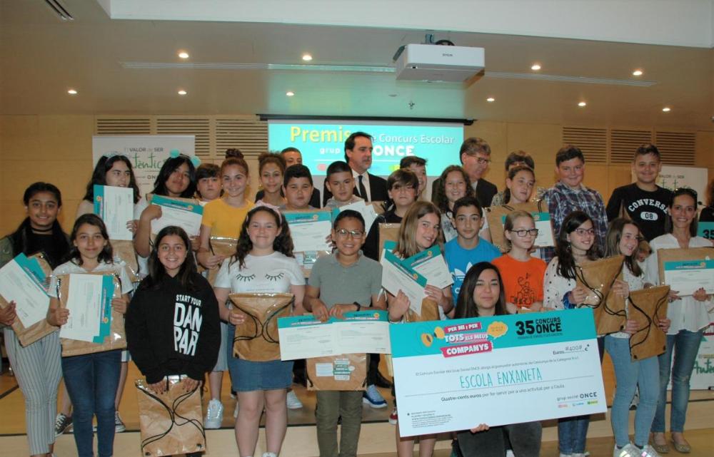 Estuadiants de l'Escola Enxaneta reben premis, xec i diplomes del 35è Concurs Escolar ONCE.