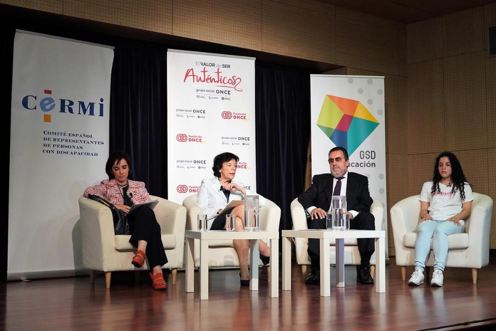 sabel Celaá, ministra d'Educació i Formació Professional en funcions; Miguel Carballeda, president del Grup Social ONCE. I a la dreta, Valentina García, que va relatar que va patir assetjament escolar durant molts anys "per simplement no veure bé".