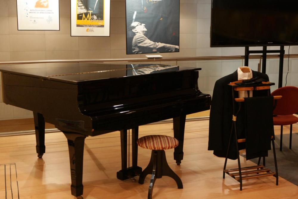 Piano i vestit de Tete Montoilu, l'últim amb el qual va actuar.