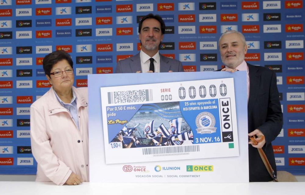 Araceli Pérez, vicepresidenta de la Federació de Penyes del RCDE; Enric Botí i Cavier Grau, sostenen el cupó.
