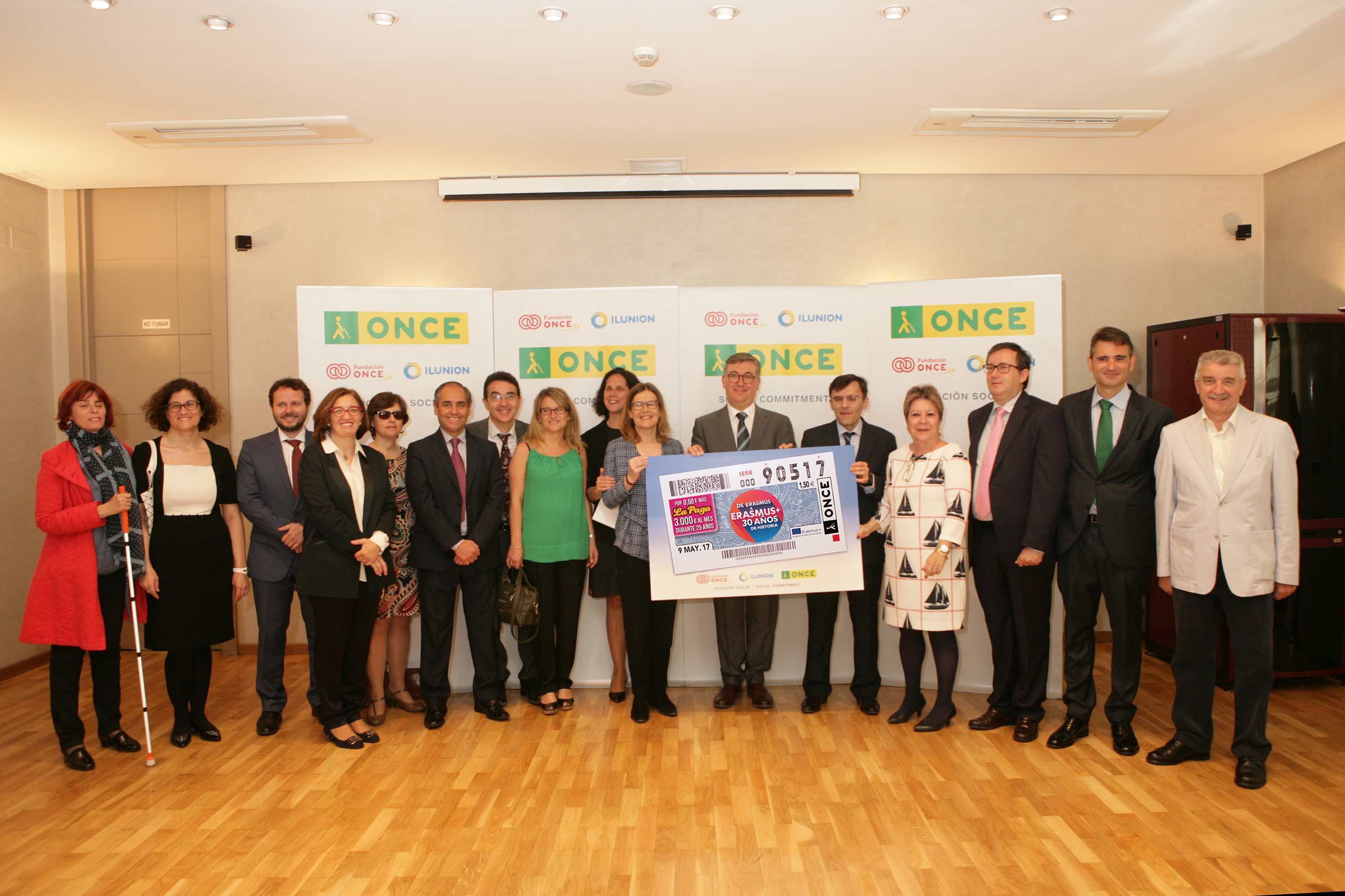 foto_de_familia_de_la_presentacion_del_cupon_de_la_once_dedicado_a_los_30_anos_del_programa_erasmus.jpg