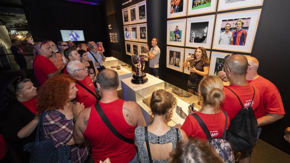 Un grup de persones sordcegues de l'ONCE visitan el Museu del FC Barcelona. Autor foto: Germán Parga del FC Barcelona.