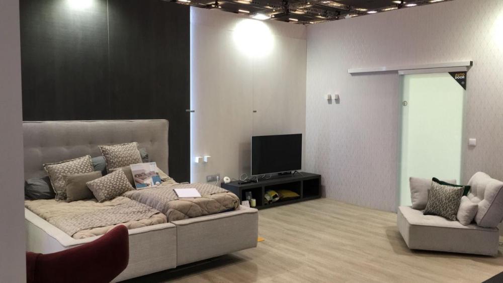 La zona de la habitación tiene instalado un sistema domótico de  apertura de puerta, ventana e iluminación. La televisión, que es de última generación, se controla por la voz. La cama es doble articulada y el sofá  dispone de un sistema de incorporación automática. La carta de braille y el plano de la habitación están en braille para las personas ciegas, y se cuenta con un sistema luminoso de aviso de emergencia para personas sordas.