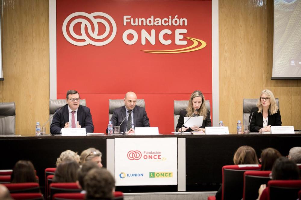 En la presentación de la guía intervinieron Ángel García Frontelo, subdirector general de la Unidad Administradora del Fondo Social Europeo; Patricia Sanz, vicepresidenta 2ª de Políticas Sociales e Igualdad del Consejo General de la ONCE, y José Luis Martínez Donoso, director general de Fundación ONCE, quienes coincidieron en señalar la importancia y la necesidad de esta guía. 