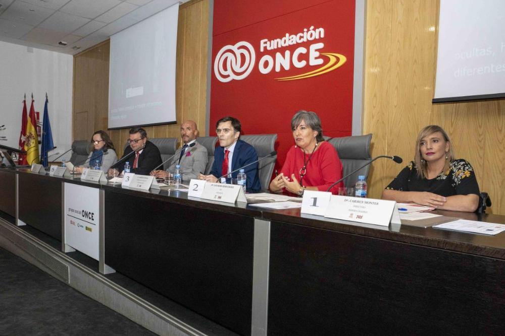 Jesús Celada, director general de Políticas de Apoyo a la Discapacidad; Alberto Durán, vicepresidente ejecutivo de Fundación ONCE; José Luis Martínez Donoso, director general de Fundación ONCE; Sabina Lobato, directora de Formación, Empleo, Proyectos y Convenios de Fundación ONCE; Carmen Montes, directora de Inserta Madrid, y Lourdes Hernández, CEO de Datahack, la empresa adjudicataria de la formación.