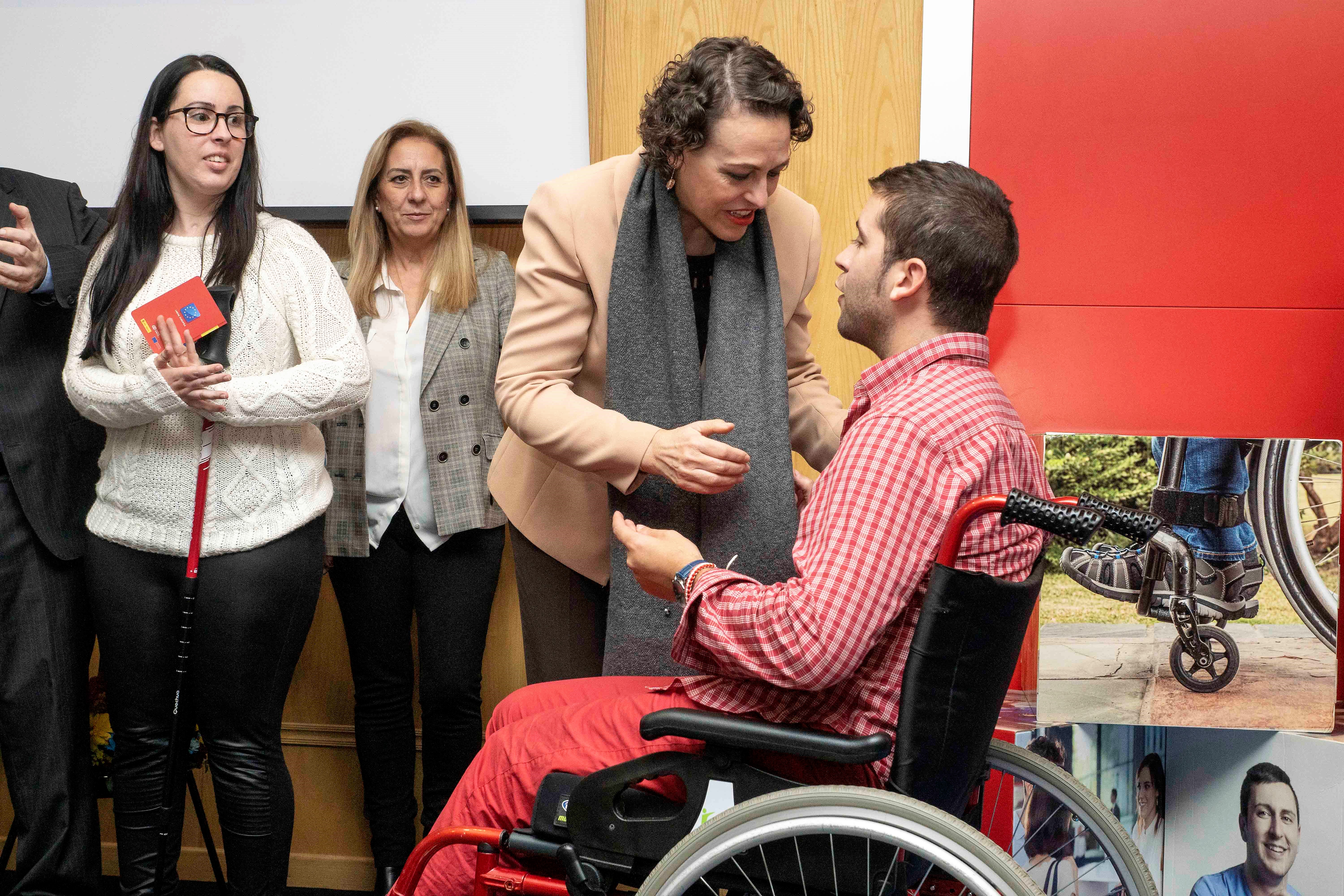 foto_ministra_entrega_pasaporte_al_trabajo.jpg