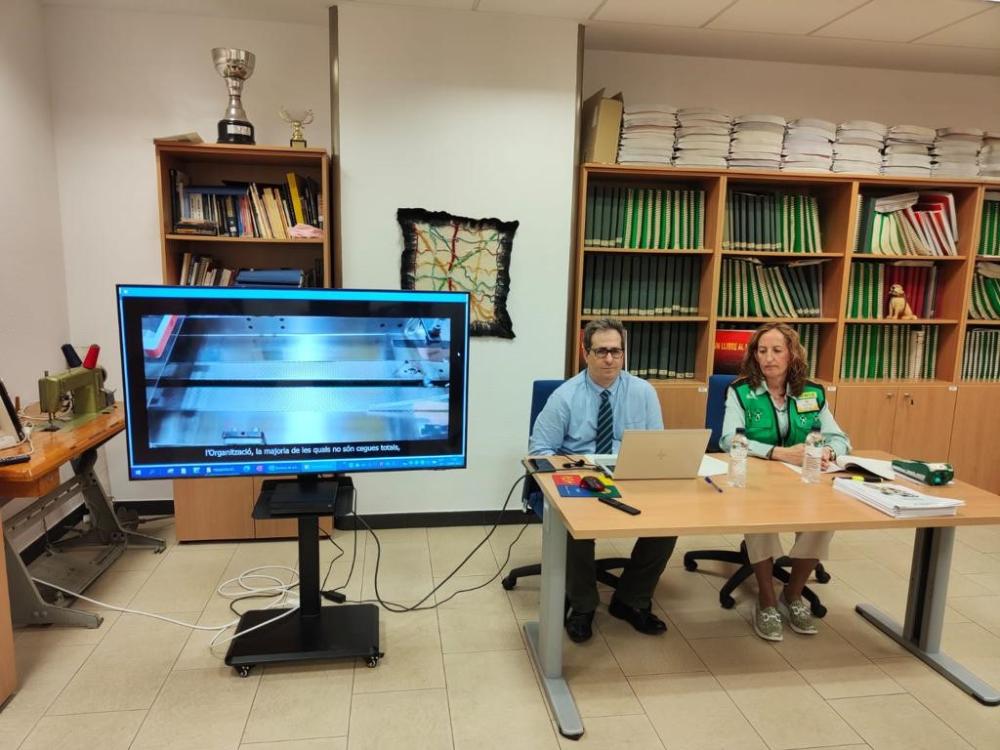  A Lleida.-  Marcelino Cid, director de l’agència de l’ONCE a Lleida  i la venedora Cristina Chacón.